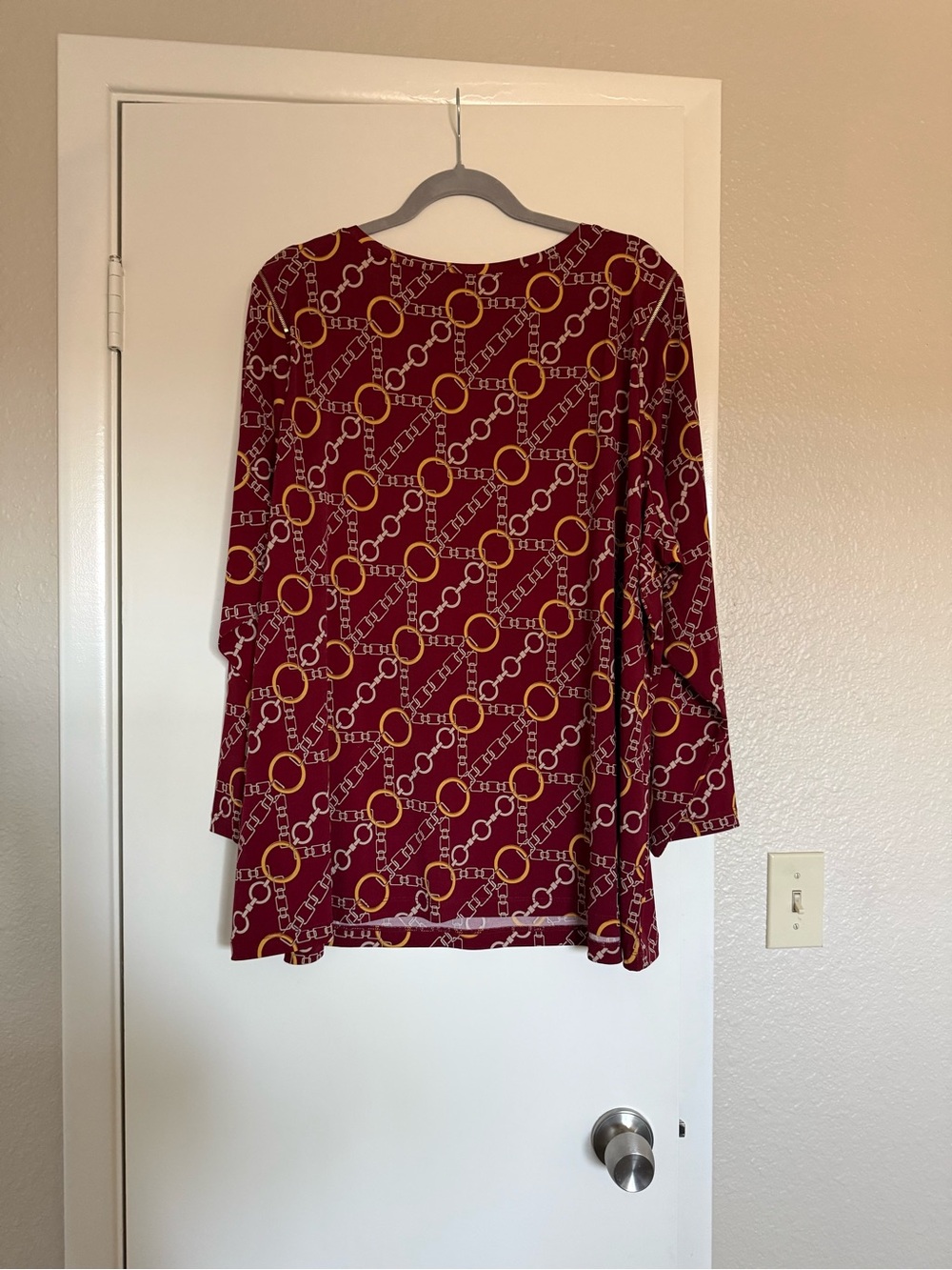 Susan Graver Burgundy Long Sleeve Liquid Knit Chain Pattern.Gold Zipper Shoulder - Picture 9 of 11